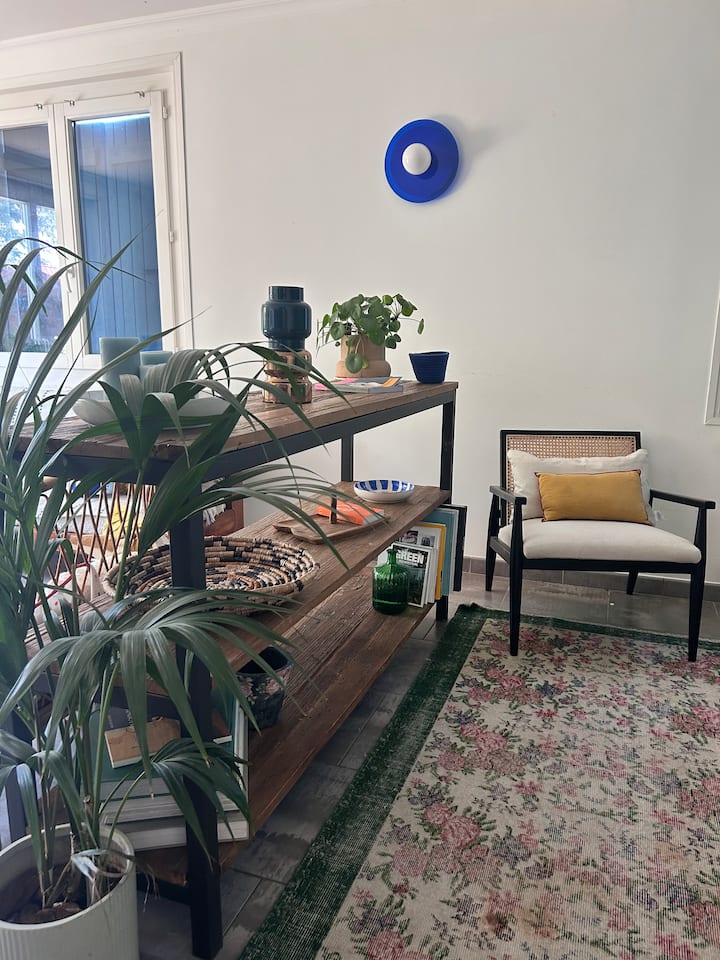 חדר בקומת הקרקע המפריד בין סלון קטן וחדר שינה זוגי. 