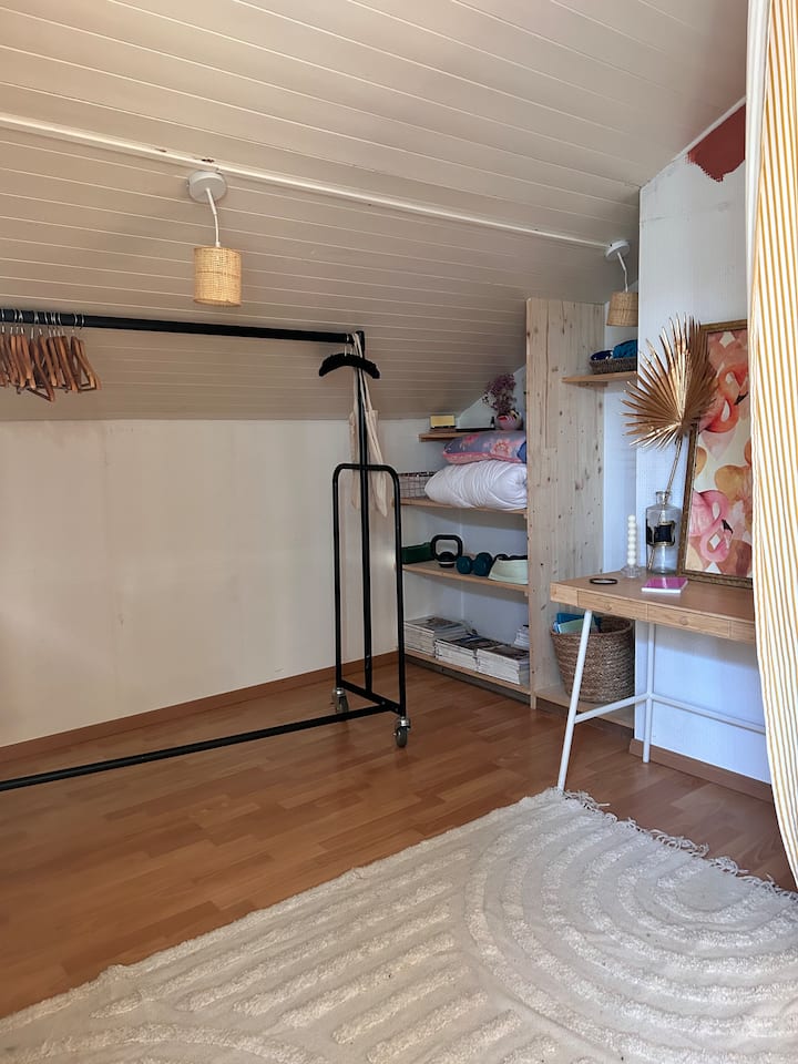 מתלה גדול 
מדפים לאחסון הבגדים שלכם. 