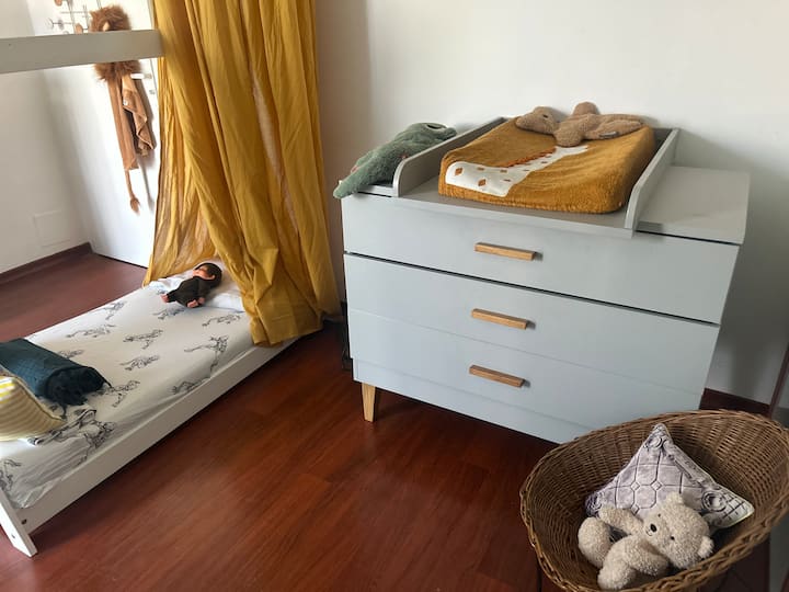 חדר שינה למעלה לשני ילדים 
- מגיל 3, מיטת קוביה
- מיטת יחיד לגיל 6 ומעלה

צעצועים זמינים 
כוננית ספרים 
שולחן החתלה.

(אפשר להוסיף מיטה נוספת עם סורגים או עריסה לפי בקשה.)

ללא חיוב נוסף 