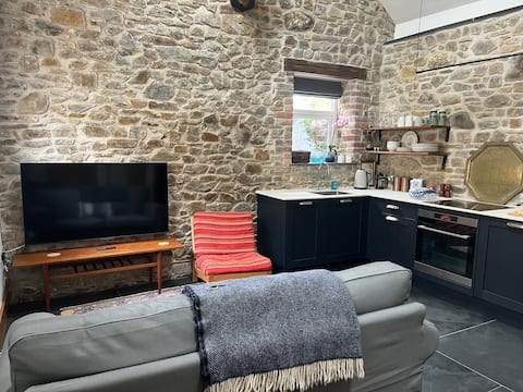 Successful Airbnb property: ‘Little Stable’ next to Bude Canal and Surf Beach in Bude Stratton