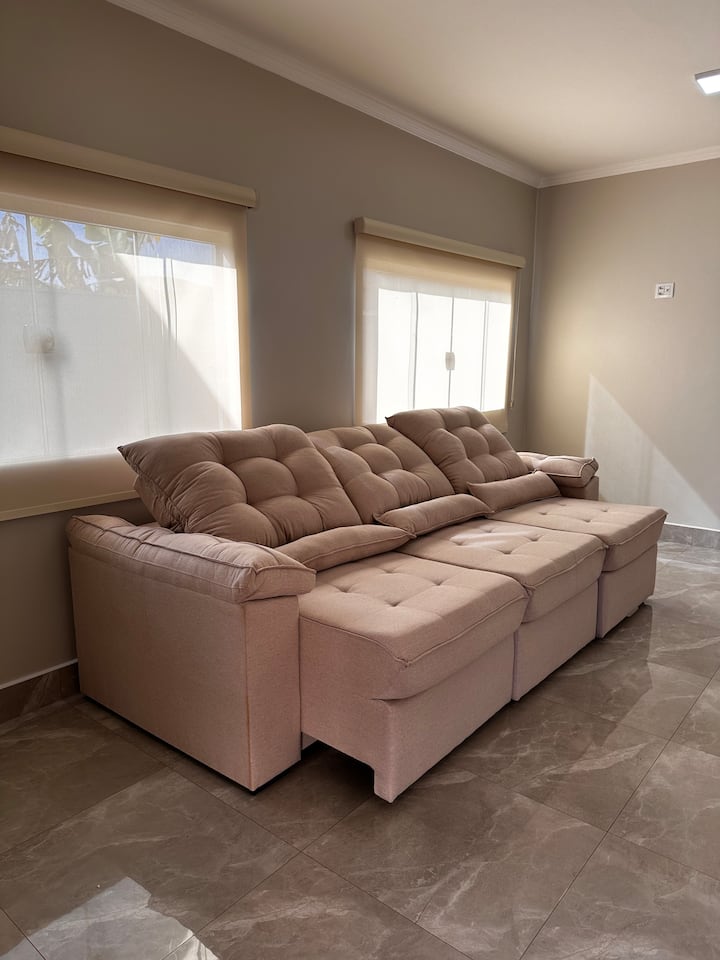 أريكة مريحة بطول 3.20 متر. 