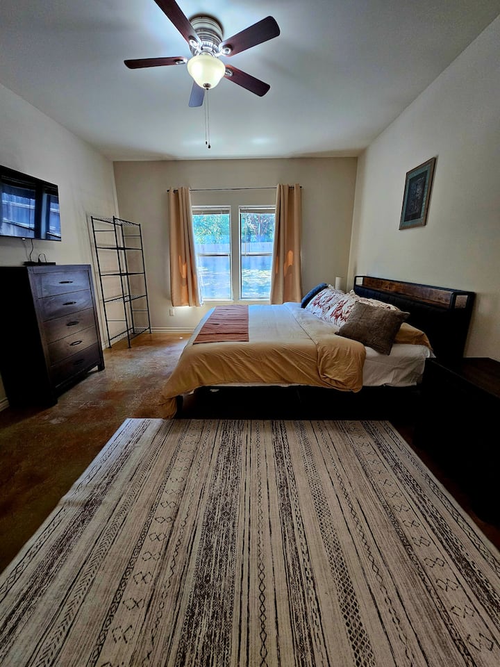 Nueva Smart TV LG UHD de 43" con Netflix. Cama tamaño king con gel de 12", sábanas limpias, manta polar adicional, almohadas de gel para el cuello (2)