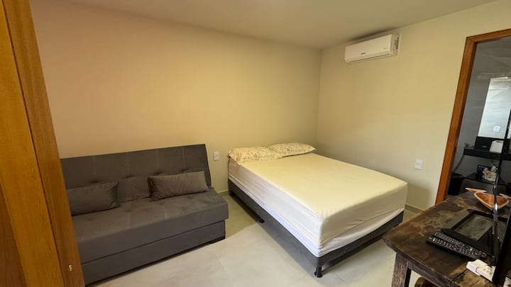 Chambre avec suite, avec lit double et canapé-lit, télévision et climatisation.