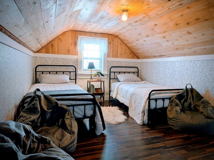 Twin bedroom