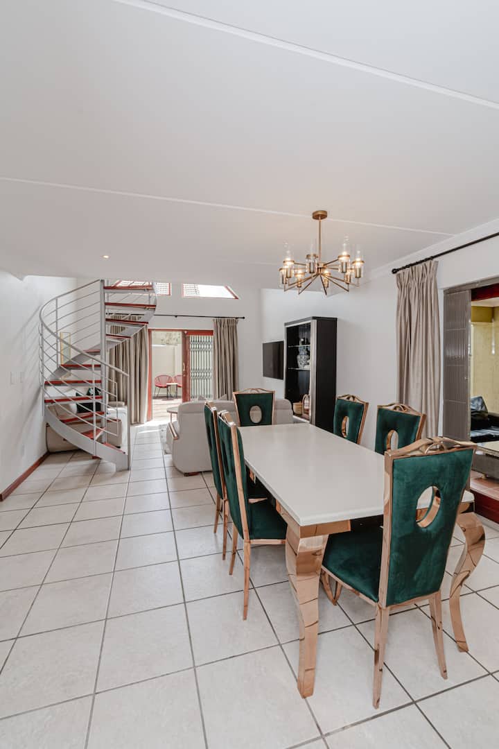 Muraca Villa- Pvt Pool, Ac, Power&water Backup - Sandton