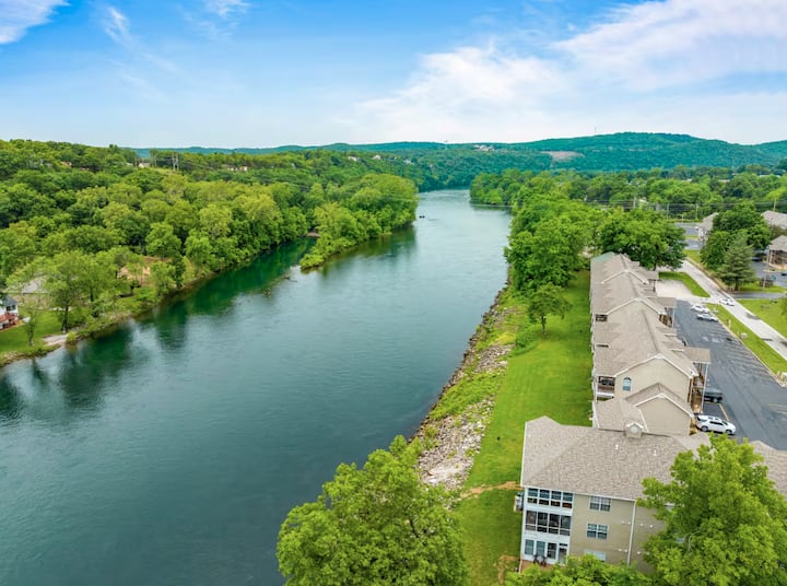 Cozy Condo - Lake Frontage, Walk-in - Branson