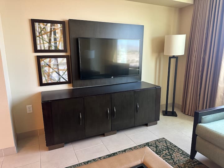 Телевизор с плосък екран Допълнително място за съхранение и сгъваемо легло с налично спално бельо вътре 