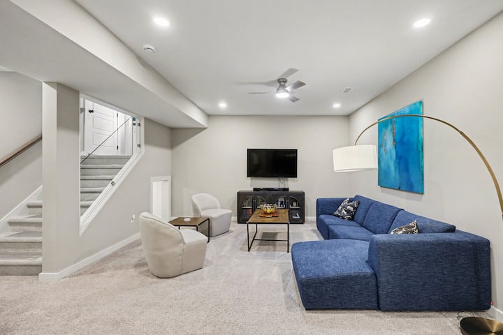 Stylish Modern Retreat - Overland Park, KS