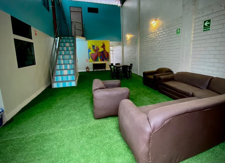 Zajednička vanjska terasa, sa sofama, stolom, stolicama, prostorom za odlaganje prtljage, praonicom rublja, zvučnom opremom.