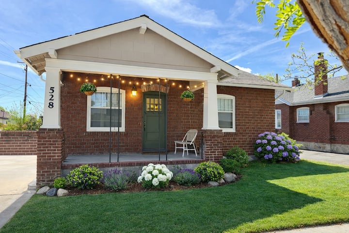 Downtown Gem + Luxe King Bed + Private Quiet Yard - Diamond's Casino
