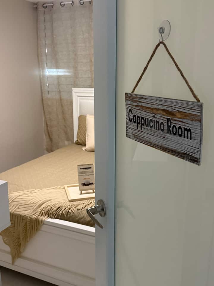 Просторна и удобна, оваа соба вклучува голем брачен кревет, гардеробер и смирувачки детали за да се создаде релаксирачка атмосфера.