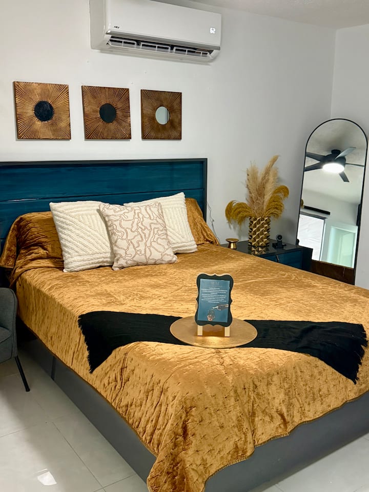 Опуштете се во главната спална соба со брачен кревет (широк 150 – 179 см), удобна постелнина и сопствена бања.