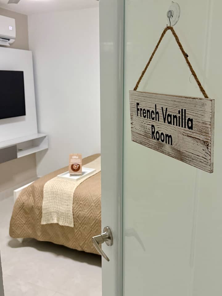 Просторна и удобна, оваа соба вклучува голем брачен кревет, гардеробер и смирувачки детали за да се создаде релаксирачка атмосфера.