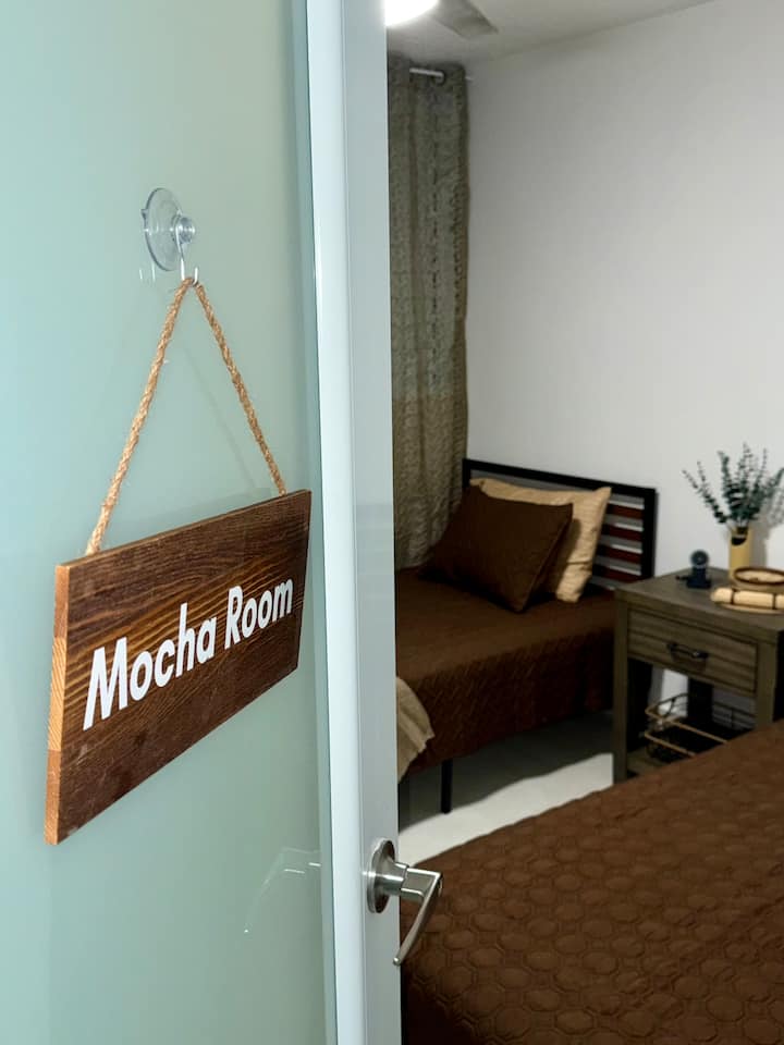 Со два одделни кревета, оваа соба е идеална за деца, пријатели или за секој кој претпочита да спие одделно. Едноставниот и пријатен декор обезбедува мирен престој.