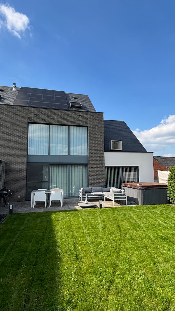 Modern home with jacuzzi & sunny garden