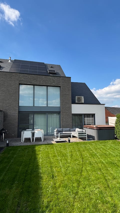 Modern home with jacuzzi & sunny garden