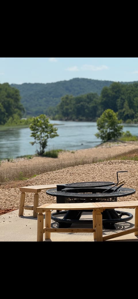 Luxurious Cabin River Views Sleeps 8