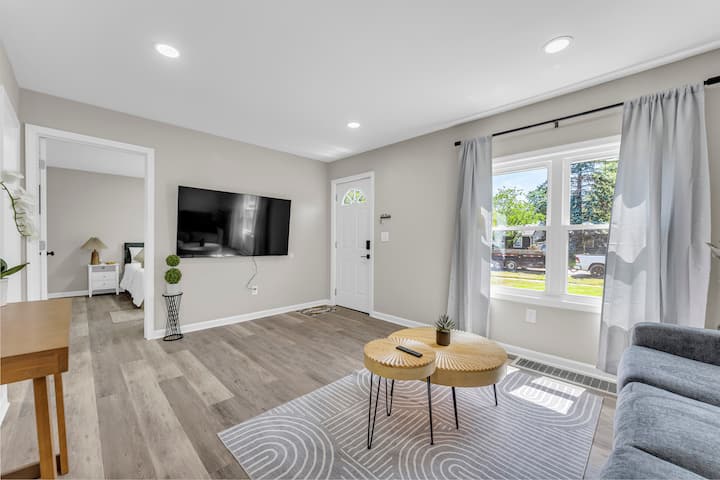 Modern & Stylish | Cozy 3br Home W/ Hot Tub - Willoughby, OH