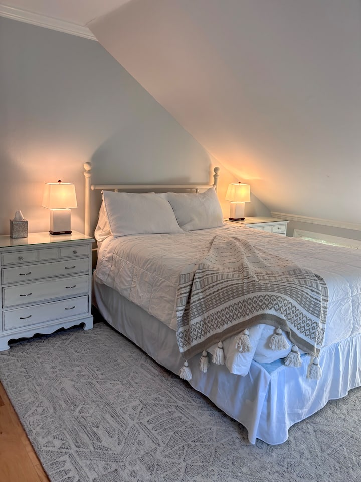 Მე-2 სართულის ერთადერთი საძინებელი გთავაზობთ განმარტოებას და თითქმის მიმაგრებულ აბაზანას დიდი აბაზანით. 