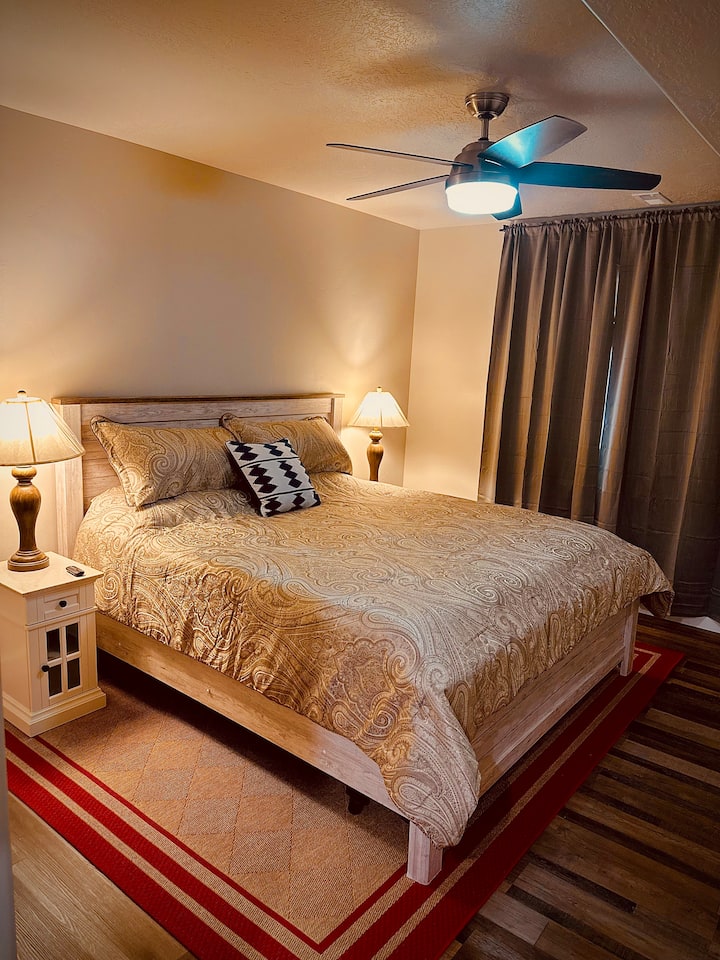 Master Bedroom with Kingsize Bed