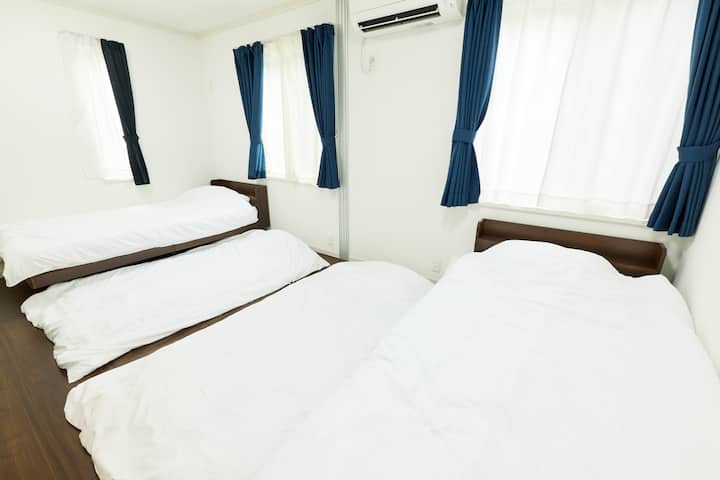 Ovo je spavaća soba na 2. katu.
Možete postaviti 2 kreveta i 2 futona.
Za najviše 5 gostiju osigurat ćemo samo krevete.