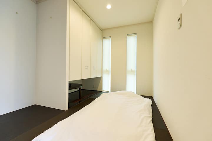 Ova soba u japanskom stilu nalazi se na 1. katu i povezana je s dnevnim boravkom.
Možete postaviti 1 futon.