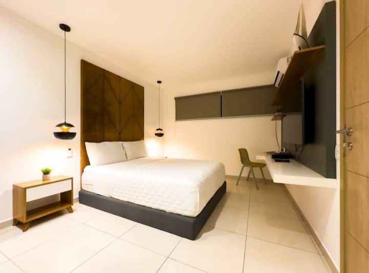 Ფართო და კომფორტული საძინებელი მაღალი ხარისხის საწოლით, მყუდრო თეთრეულითა და ბუნებრივი განათებით. Მშვიდობიანი დასვენება დამუხტვისთვის.