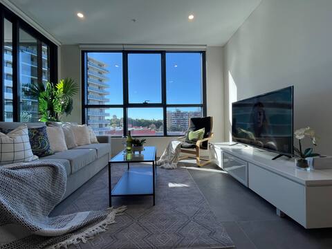 Urban Haven•New Apt walk to Train & Shops