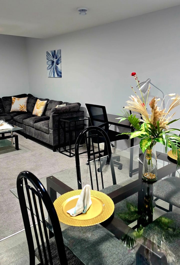 Amplio salón con decoración moderna

Ideal para familias, con varios dormitorios y configuración para niños

Cocina moderna totalmente equipada

Cerca de tiendas, restaurantes y atracciones en Seton/Calgary

Retiro tranquilo y acogedor para relajarse
