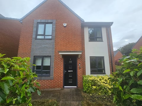 City Centre 5-Bed Home with Free Parking