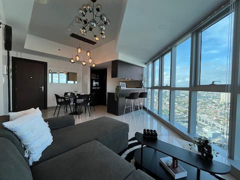 Uptown BGC - Stunning 2BR Skyline Views w/ Kitchen