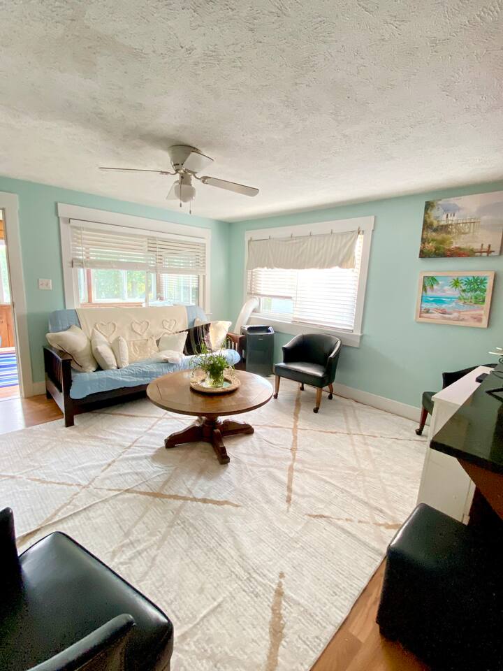 Futón y muchos asientos