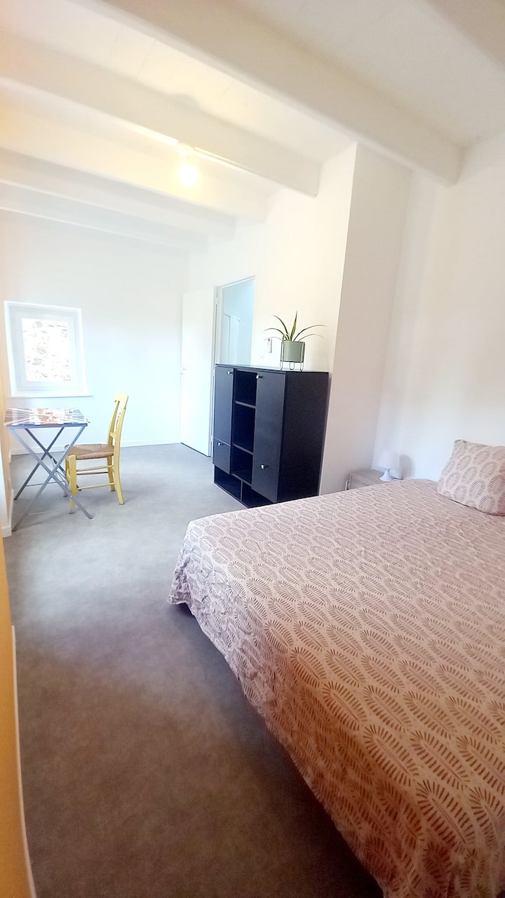 Საძინებელი 1 1 სართულზე თავისი ოფისით. 