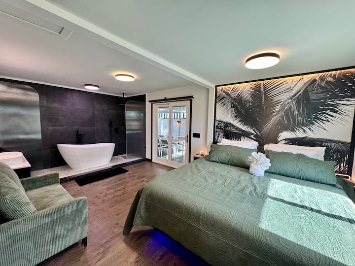 Ambient Mood-Lit Suite - Unique Stay