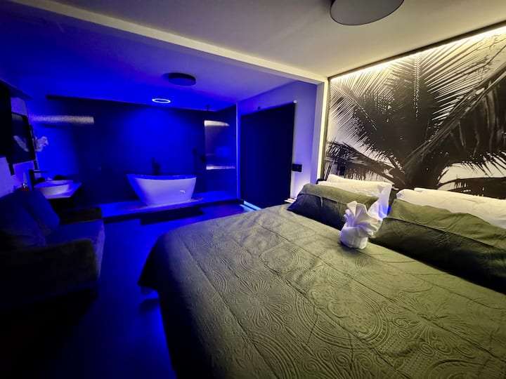 Private Pickleball • Jacuzzi • Sauna • Gym • Unique Stay