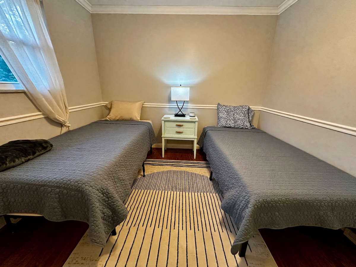 Slaapkamer met twee eenpersoonsbedden. Uitgerust met geluidsinstallatie.Geen TV in deze kamer.