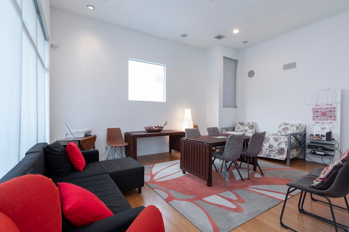 Dnevni ležaj nalazi se na samom kraju dnevnog boravka u blizini zajedničke kupaonice za 3 osobe. 