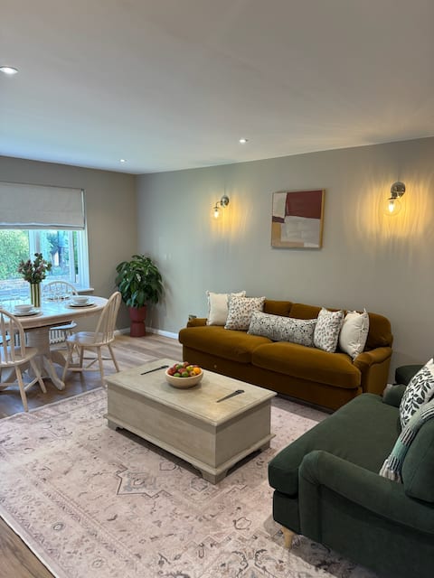 Top performing Airbnb: Newly Renovated Spacious Flat + Courtyard Garden in Thanet