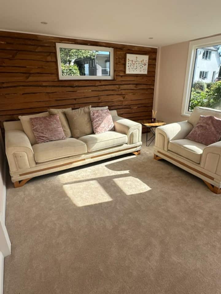 The Grooms Lodge - Hastings