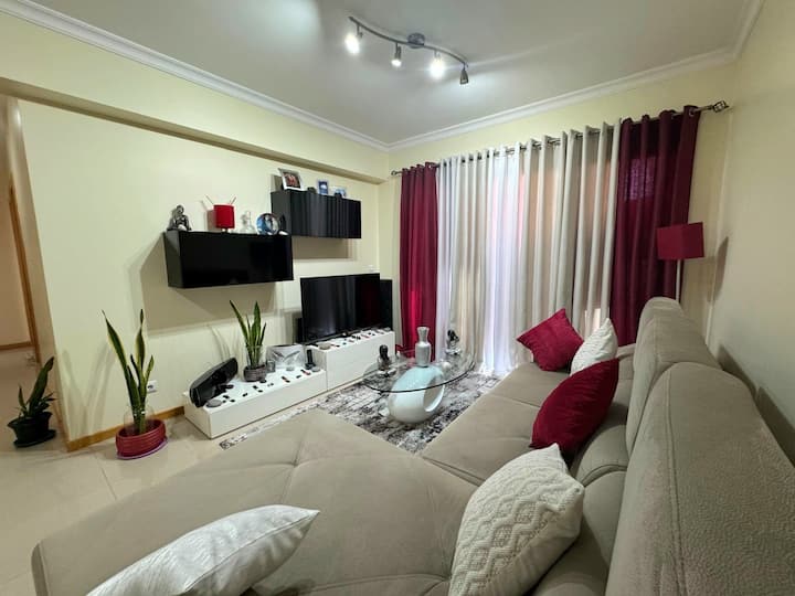 Acogedora sala de estar compartida con el anfitrión, con TV y comedor, perfecta para relajarse o disfrutar de una comida.