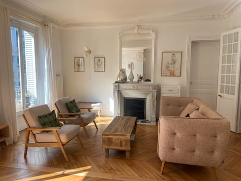 Annonce Airbnb populaire: Spacious artist’s appartment central Paris. à Paris 10e Arrondissement