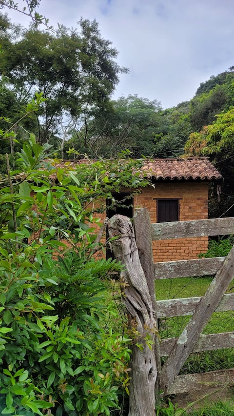 Imóvel de sucesso: Chalé Tiê-Sangue | Artistic Refuge in the Mata em Lima Duarte