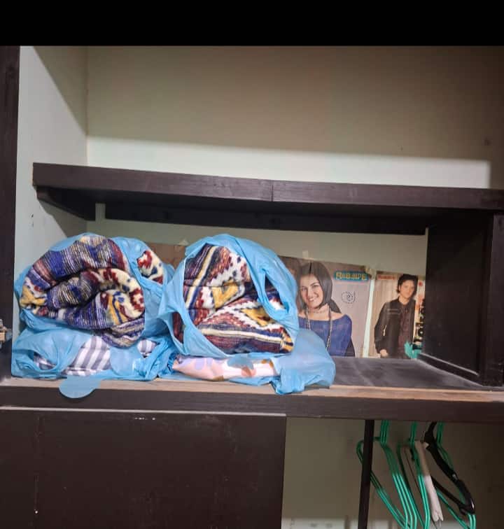 Im Schrank befinden sich zwei Decken und zwei Sätze einzelner Bettlaken. 