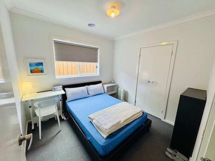 Cozy Room . There Is A Lock On Bedroom Door - Caroline Springs