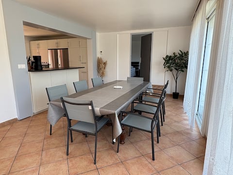 Large house 200 m from the beach