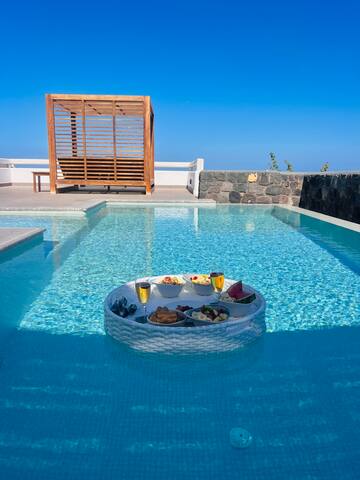 ElegantVilla FloatingBreakfast