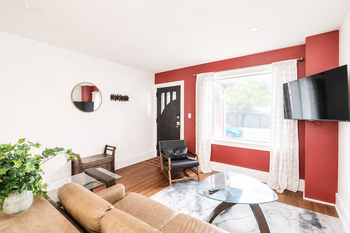 Homey Waterfront Townhouse, Skyline Views - Windsor