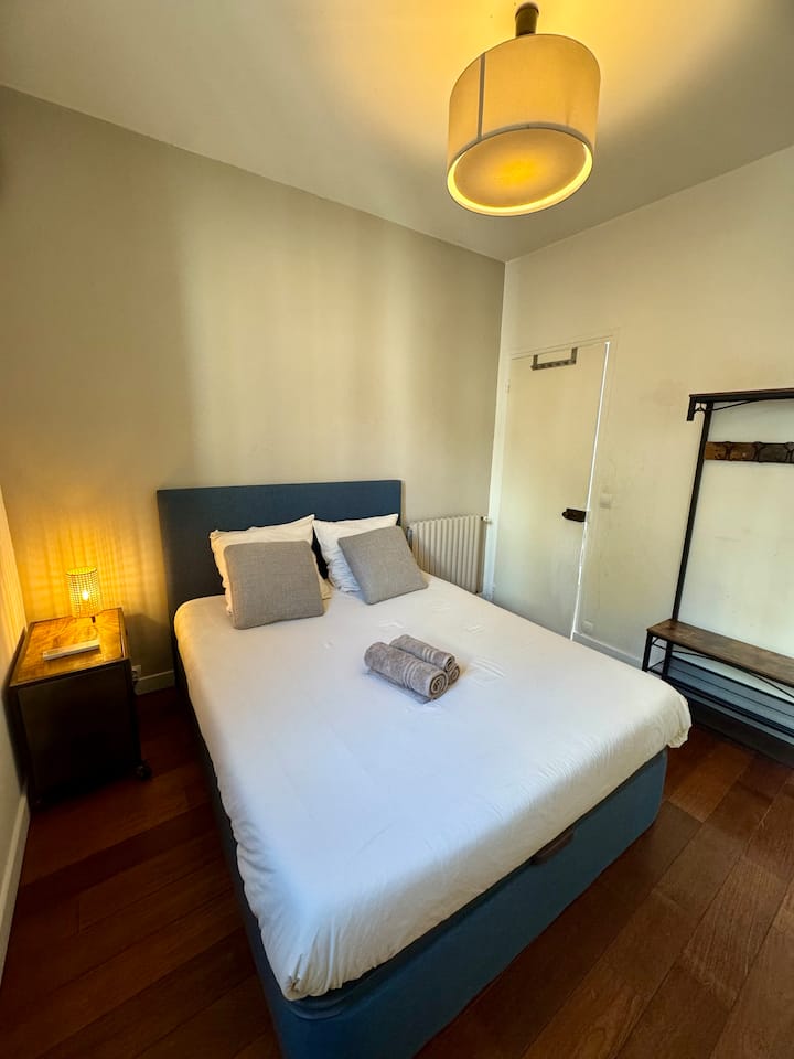 Тивка и удобна соба, опремена со пријатен брачен кревет со уредна постелнина, маси покрај креветот и меко осветлување. Опуштена атмосфера, идеална за мирни ноќи по денот поминат во откривање на Ница.