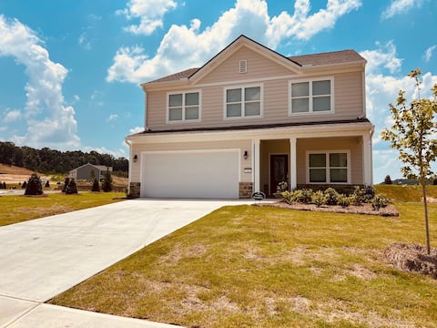 Home away from home
4BR/3BA | Close to I-75