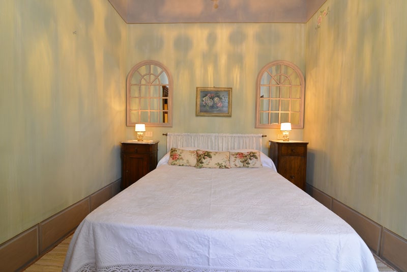 תוכלו להירגע בחדר השינה הנעים שלנו, שבו נוחות פוגשת סגנון, ומציע מרחב מושלם להירגעות אחרי יום ארוך.